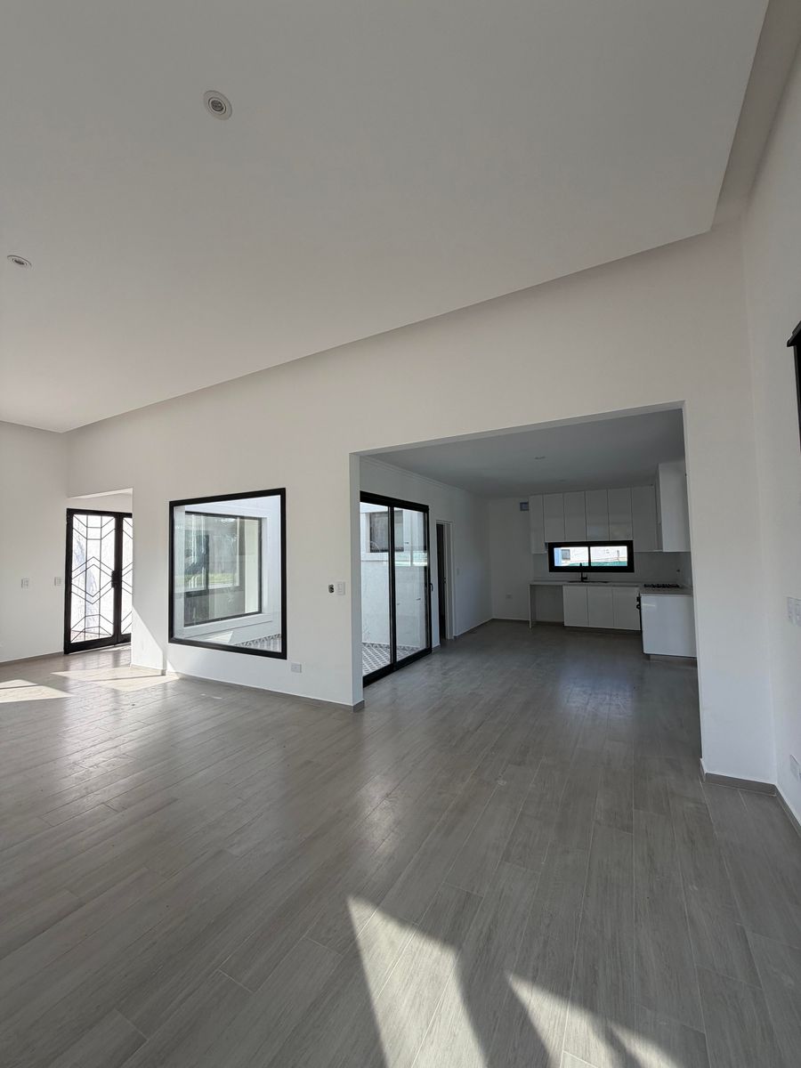 Los Arenales 1110 · Escobar — foto 7