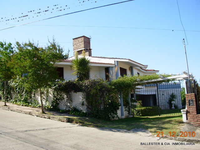 MONOAMBIENTE EN BARRIO RESIDENCIAL PROXIMO AL CENTRO CON COCHERA - ASADOR - PILETA