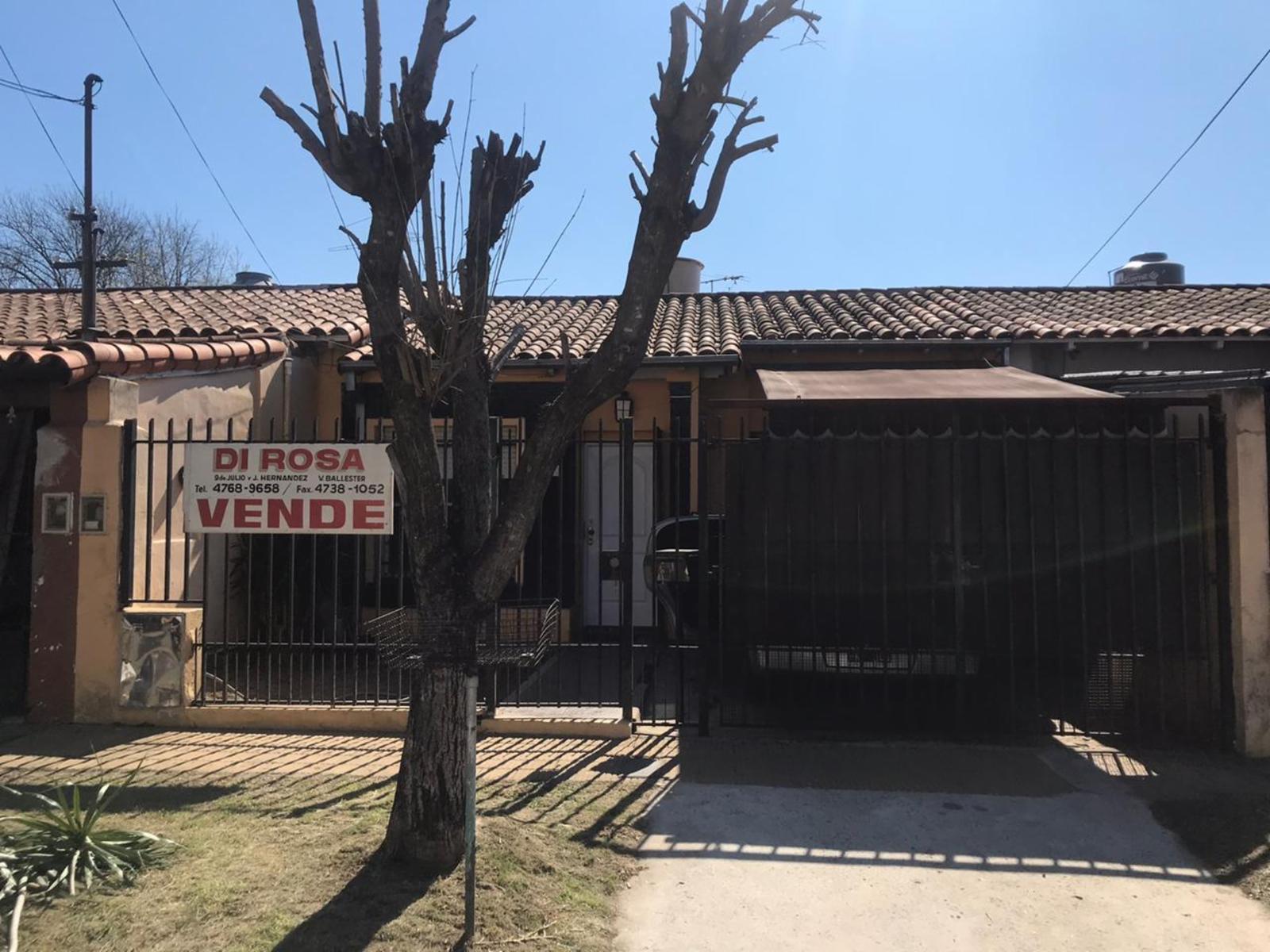 CASA 3 AMB CON GARAGE, JARDIN AL FRENTE Y PATIO TRASERO