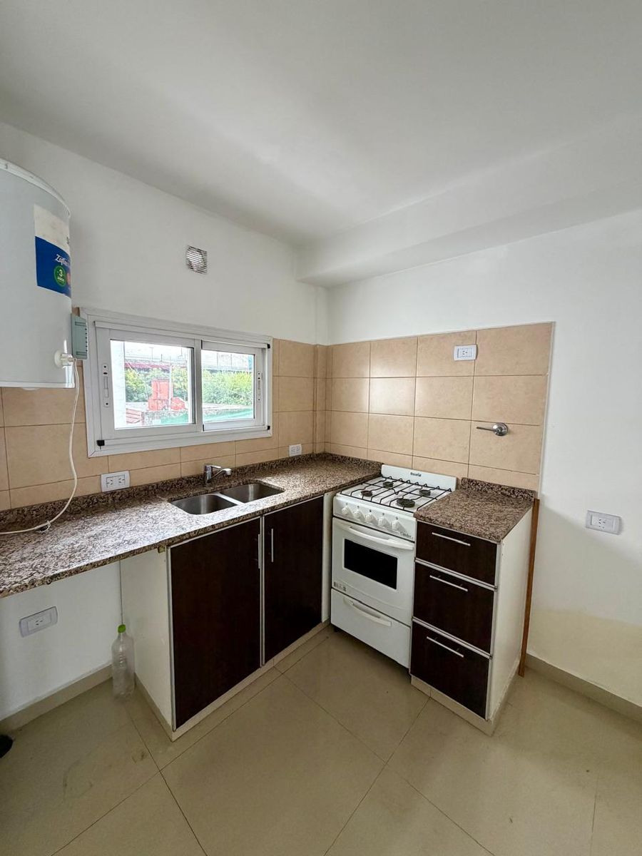 Excelente departamento 2 ambientes con balcón al contrafrente y vestidor.BAJO DE VALOR. Villa Luzuriaga