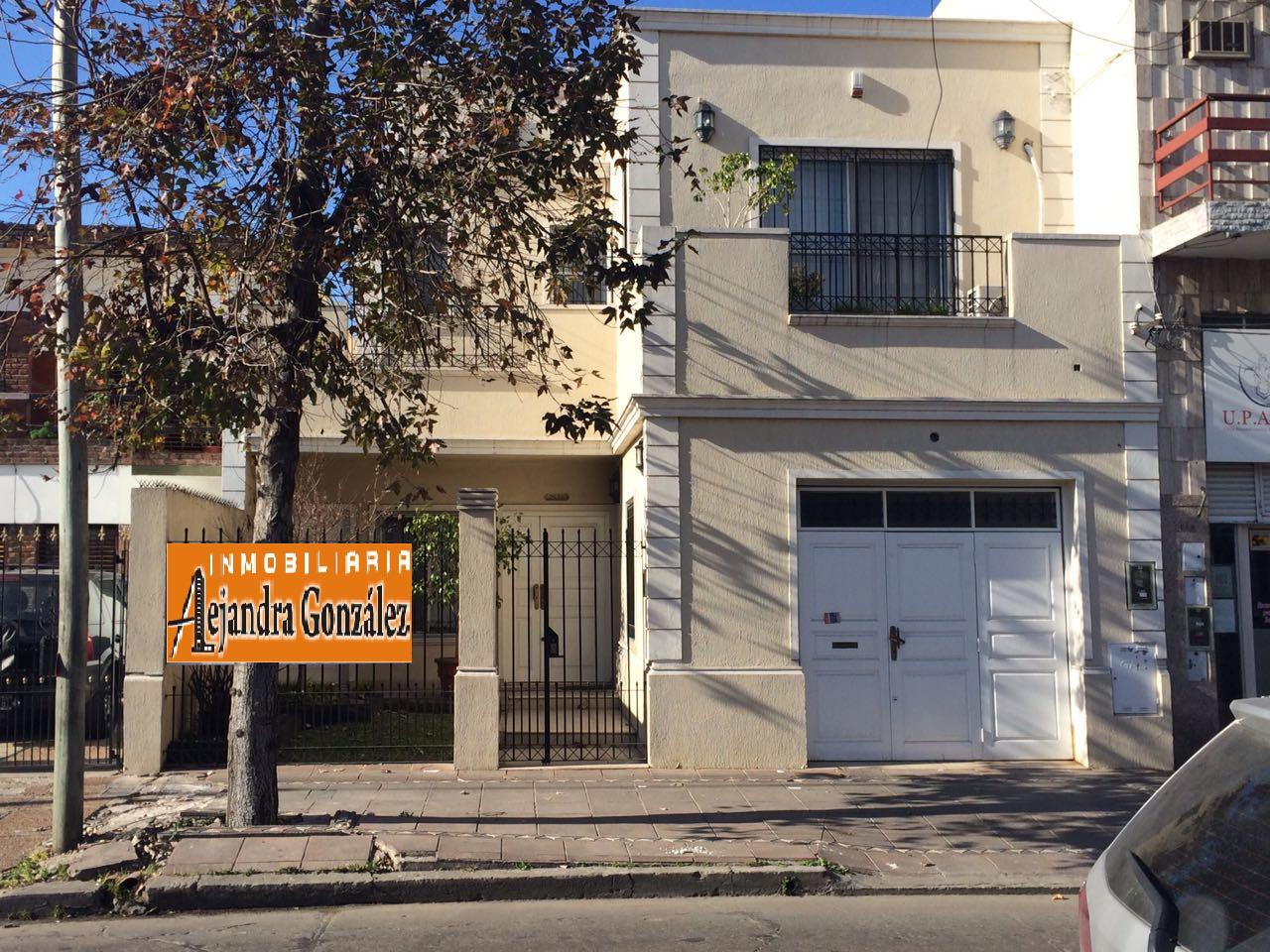 Excelente casa de 4 ambientes, propiedad de categoría