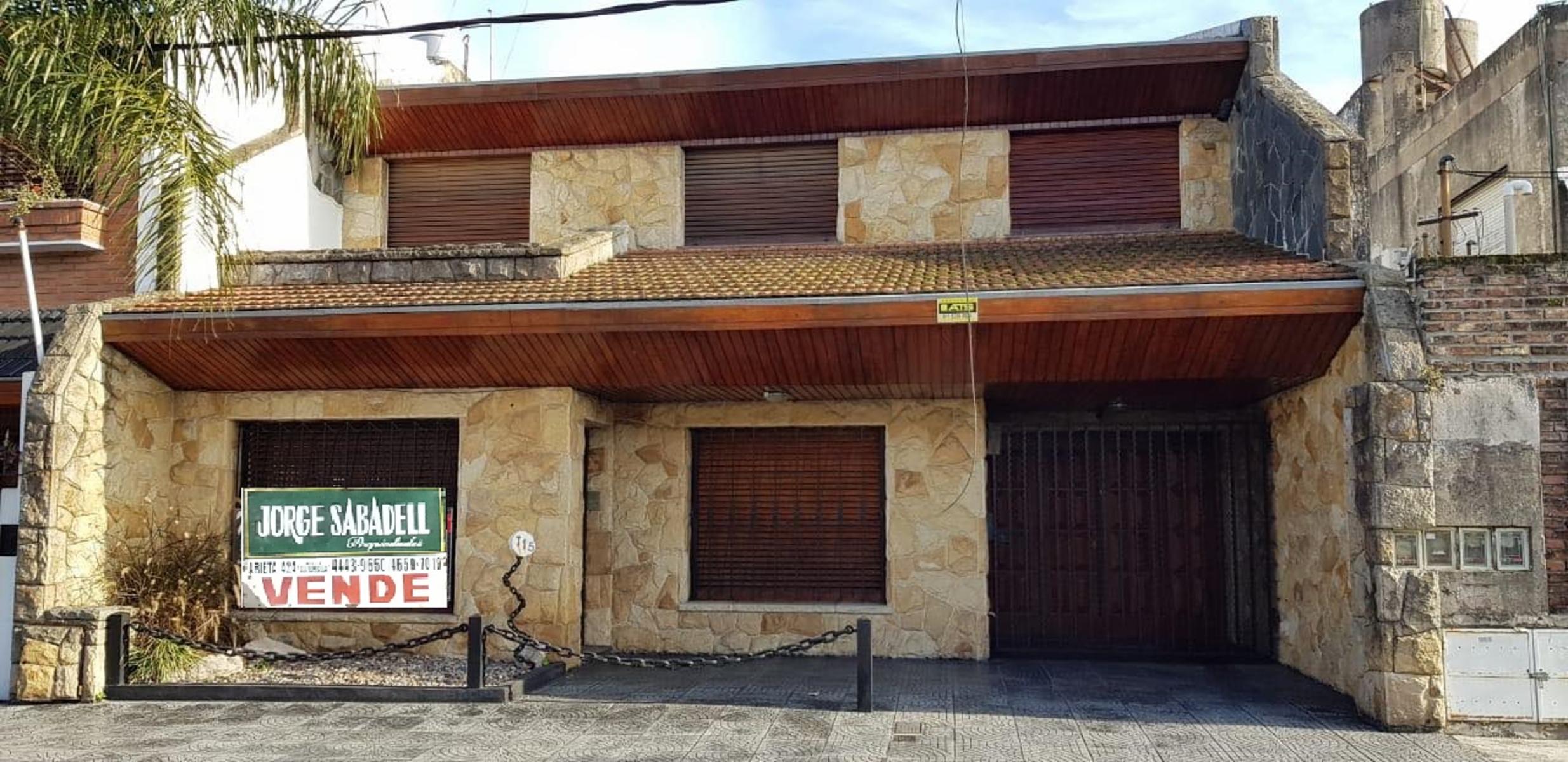 CHALET EN 2 PLANTAS, SOBRE LOTE DE 10 X 20 DE 4 AMBIENTES.