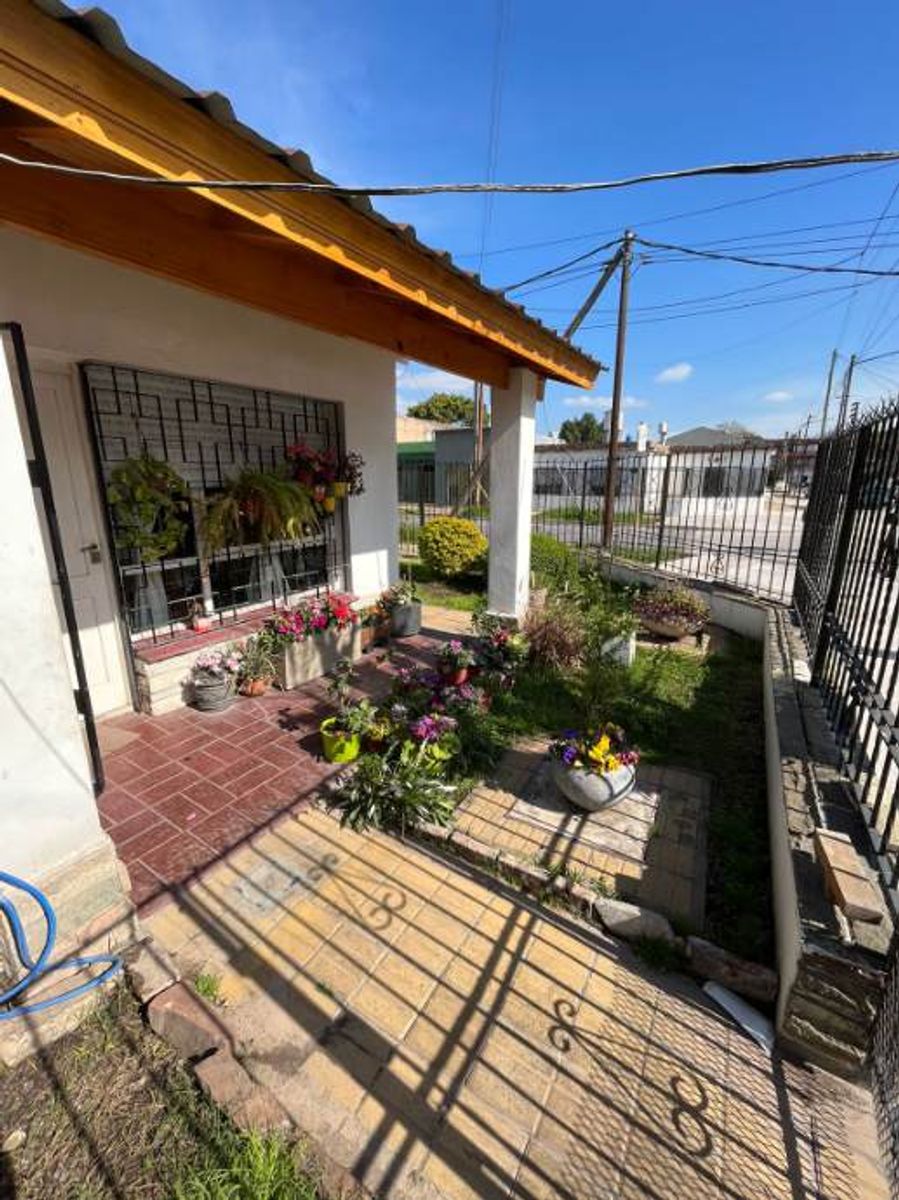 CHALET DE 6 AMBIENTES EN ESQUINA