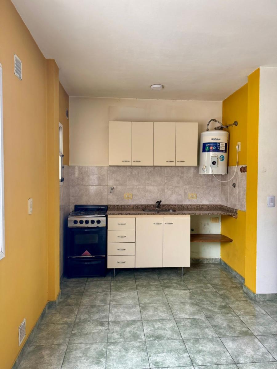 Excelente departamento 2 amplios ambientes en primer piso. Excelente ubicacion, sobre Av. Arieta. Centro de villa luzuriaga