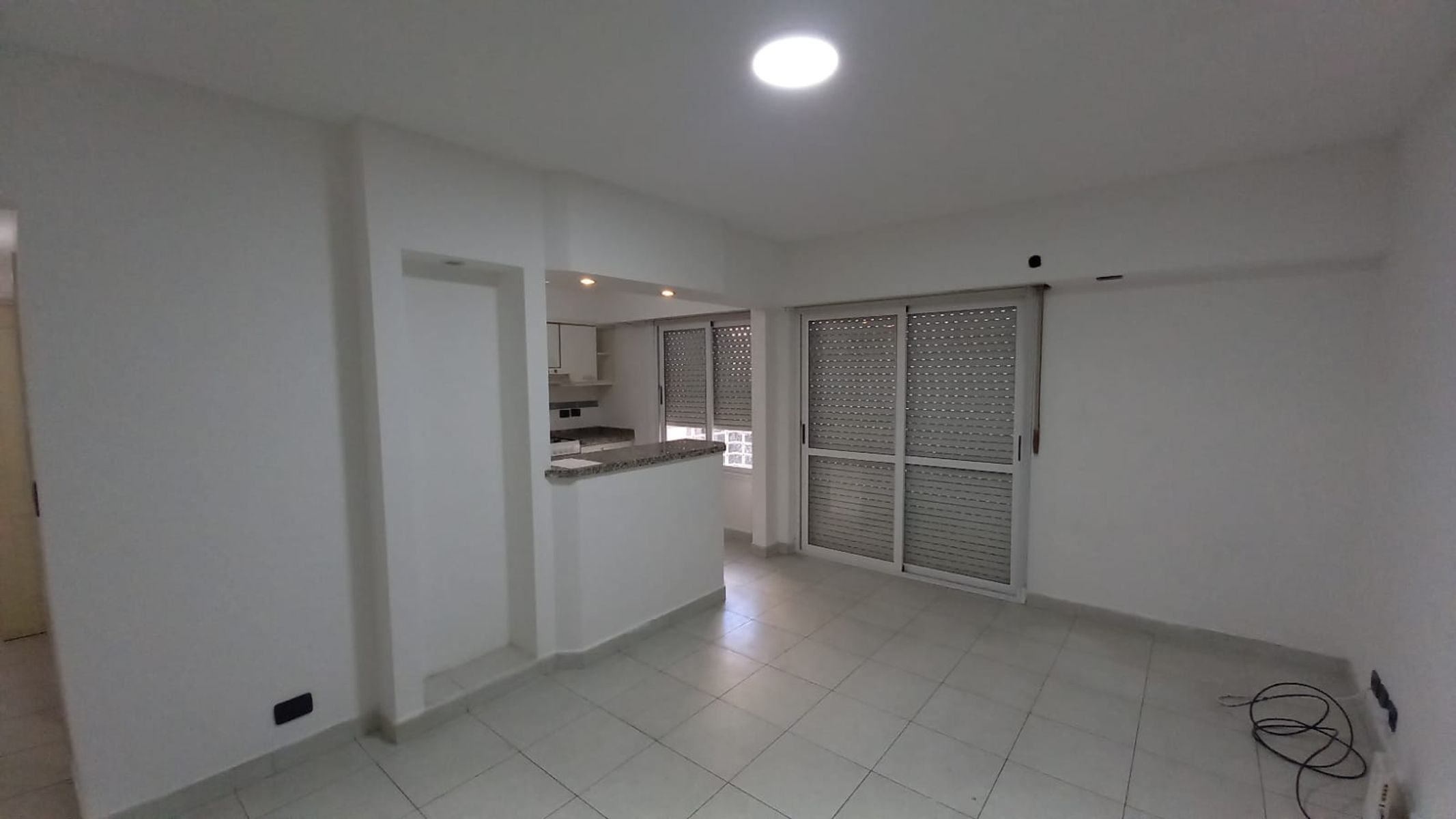 AMPLIO DEPARTAMENTO DE 2 AMBIENTES EN TERCER PISO CON BALCÓN Y EN SUITE. EXCELENTE UBICACIÓN EN RAMOS MEJIA A 2 CUADRAS DE LA ESTACIÓN.