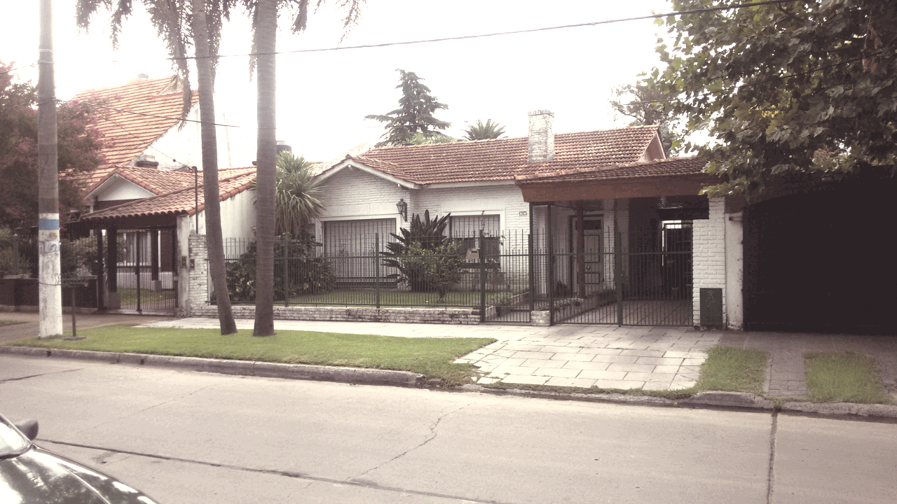Ituzaingo Zona Res.- C/Est.- Chalet 4 Amb.-Dep.Serv. Quincho-Ampl. Pileta