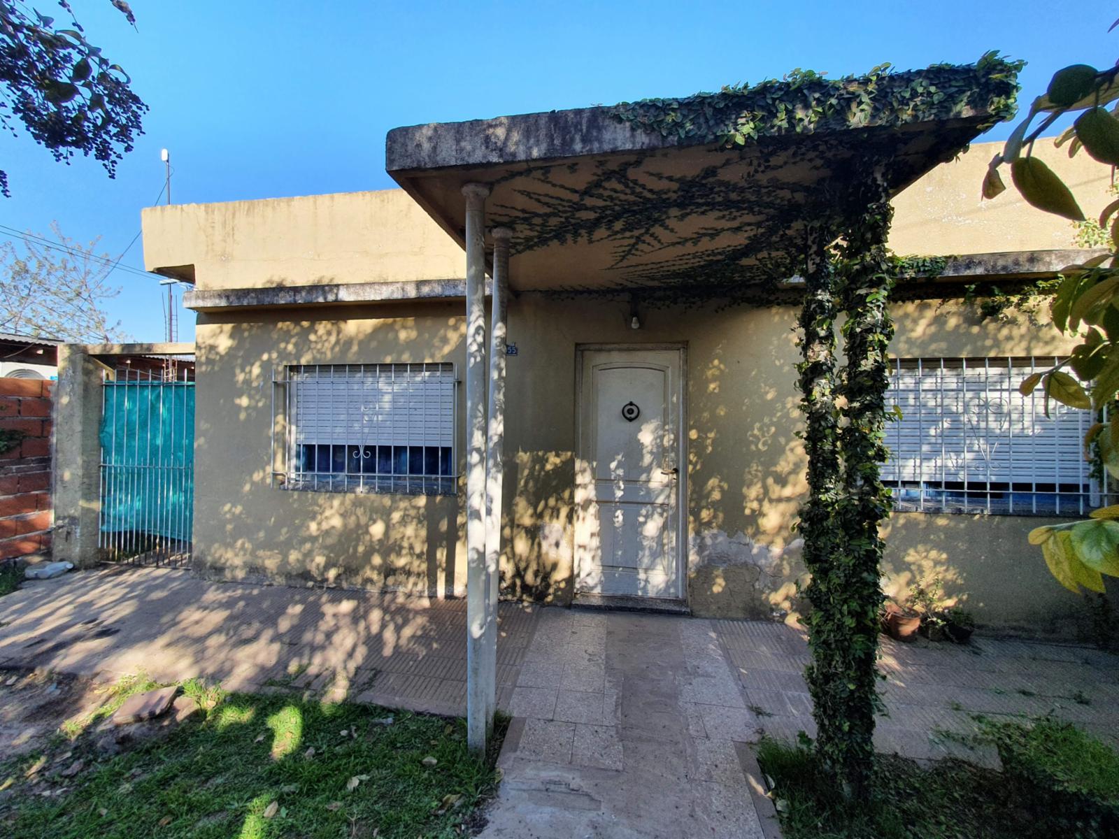 Casa 4 amb. y depto en venta - Moreno