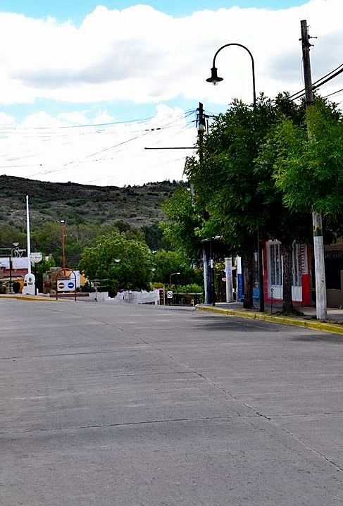 En TANTI frente a plaza central del pueblo · Punilla — foto 3