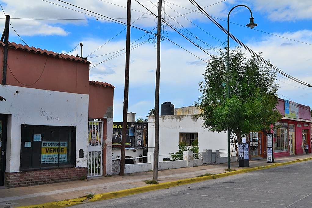 En TANTI frente a plaza central del pueblo · Punilla — foto 4
