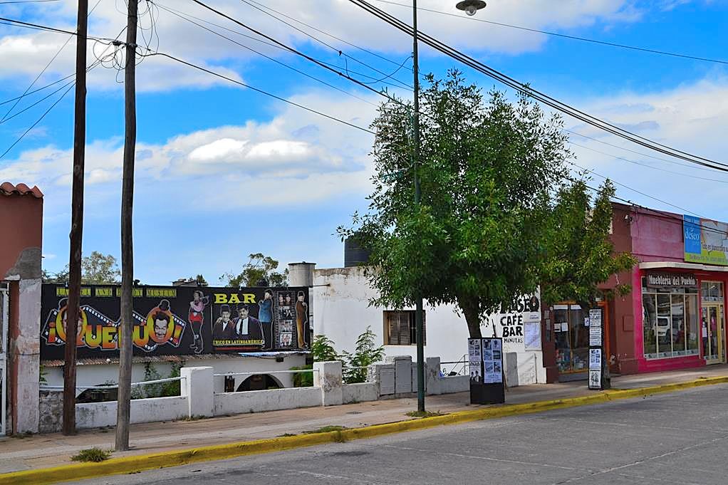 En TANTI frente a plaza central del pueblo · Punilla — foto 5
