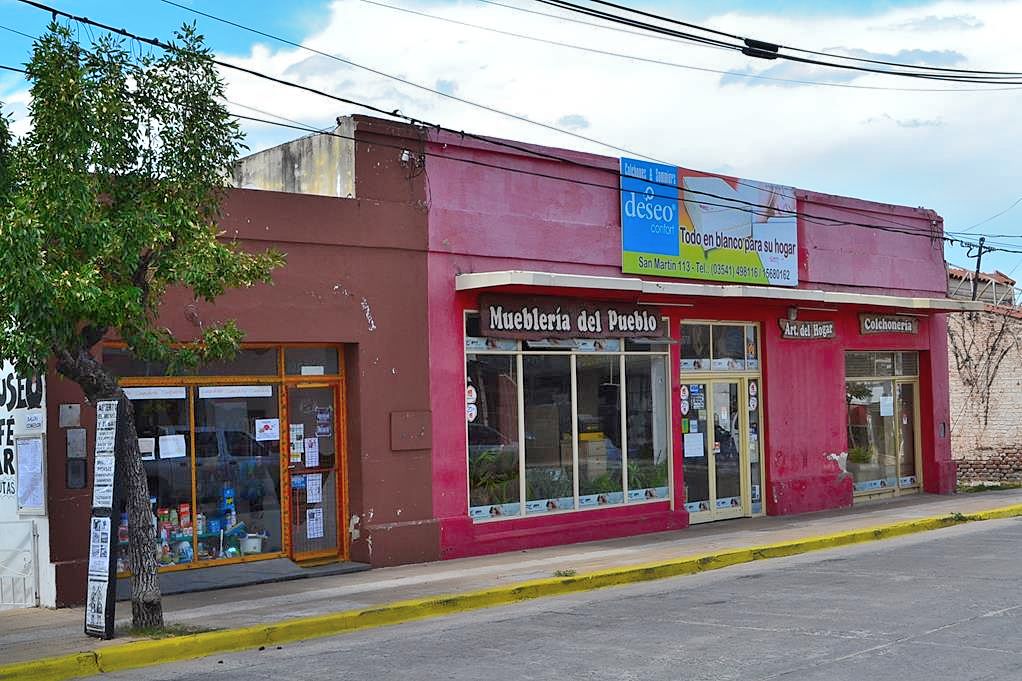 En TANTI frente a plaza central del pueblo · Punilla — foto 7