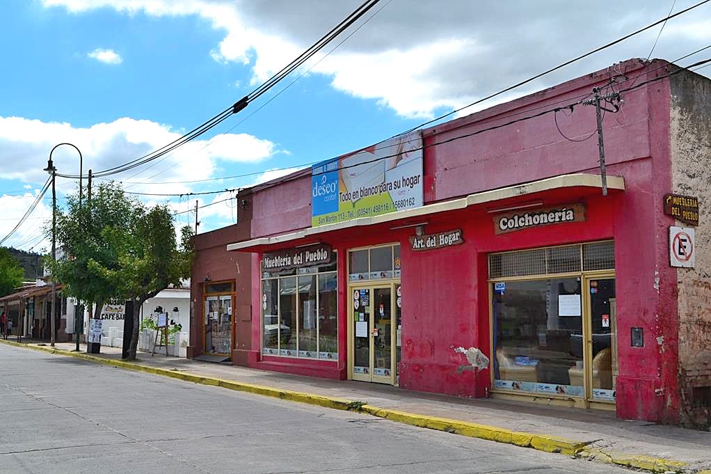 En TANTI frente a plaza central del pueblo · Punilla — foto 9