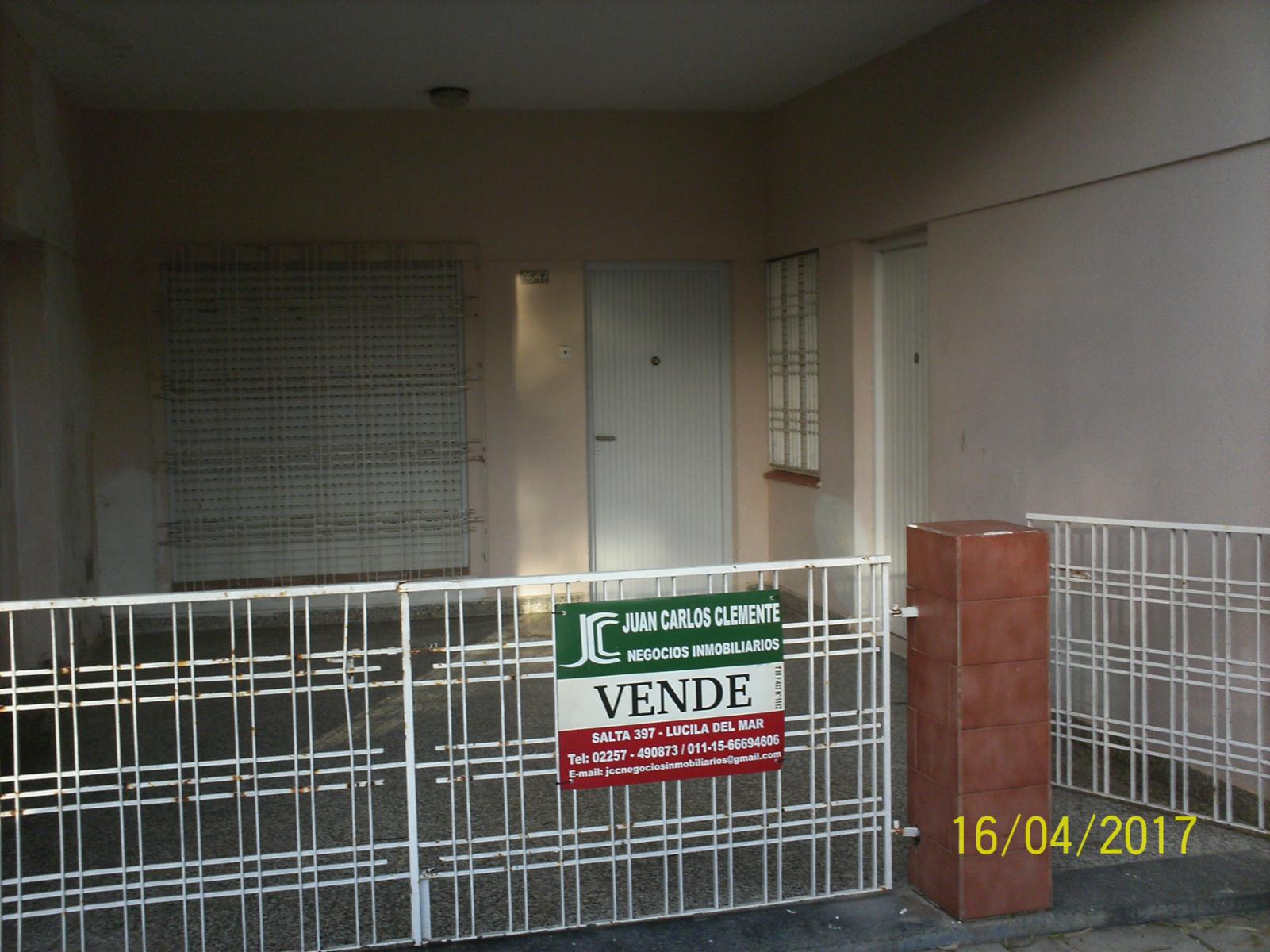 CASA AL FRENTE CON ESPACIO PARA AUTO