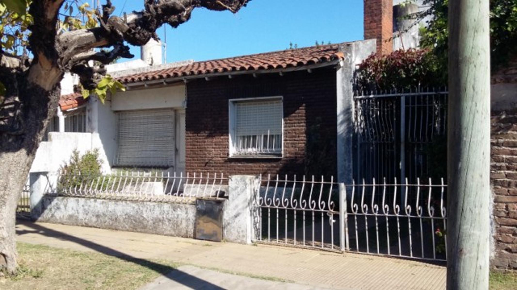 Casa tipo chalet de 4 ambientes a una cuadra de Gaspar Campos