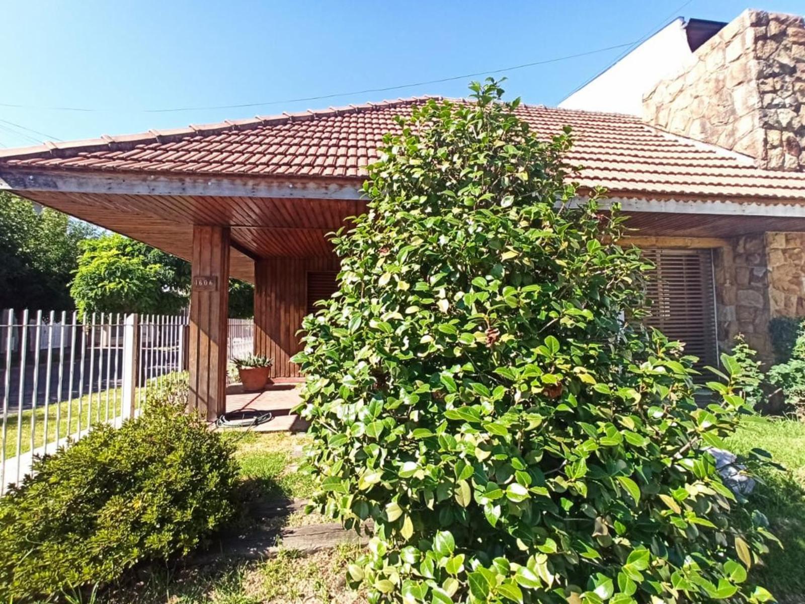IMPECABLE CHALET EN ESQUINA, EXCELENTE UBICACION