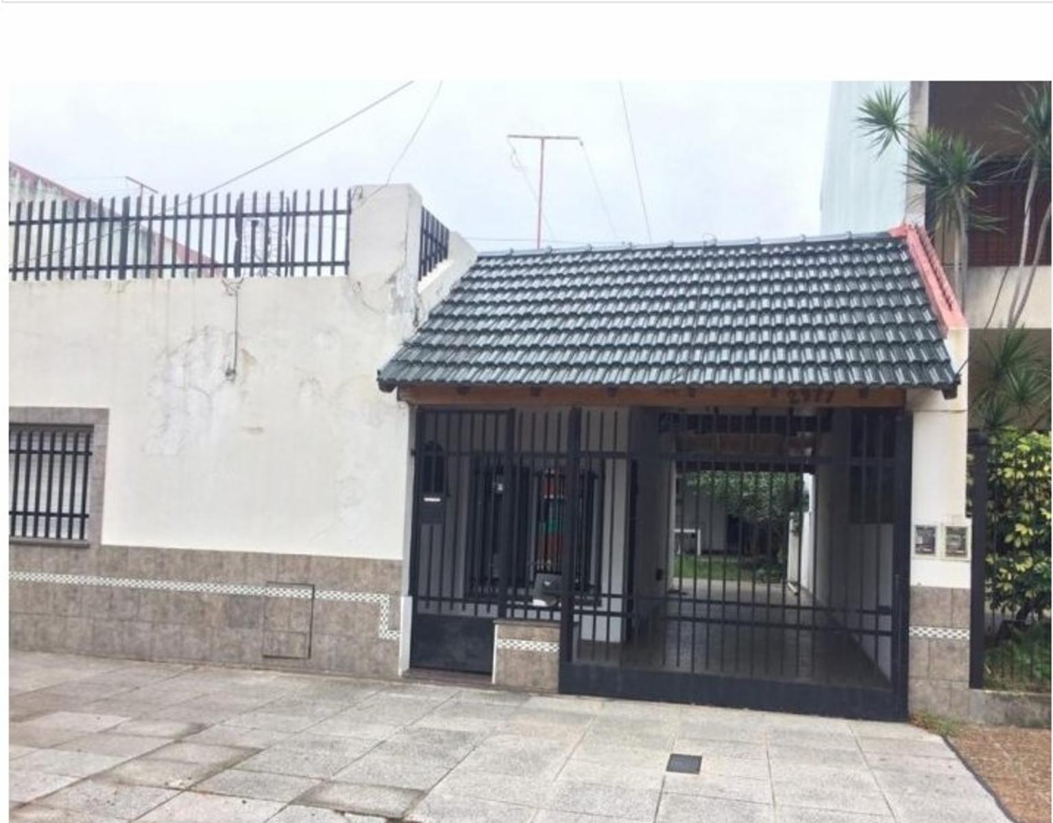 CASA SOBRE LOTE PROPIO DE 10 M2 X 23 M2 EN VENTA DE 3 AMBIENTES EN VILLA LUZURIAGA