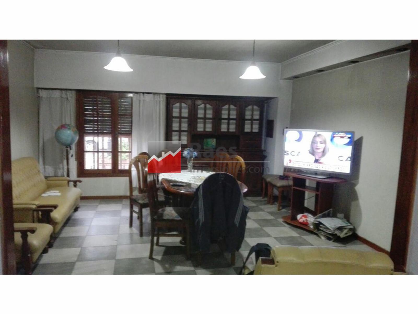 EXCELENTE CASA MAS TALLER INDUSTRIAL EN SARMIENTO Y URIBURU TOTAL 400 M2