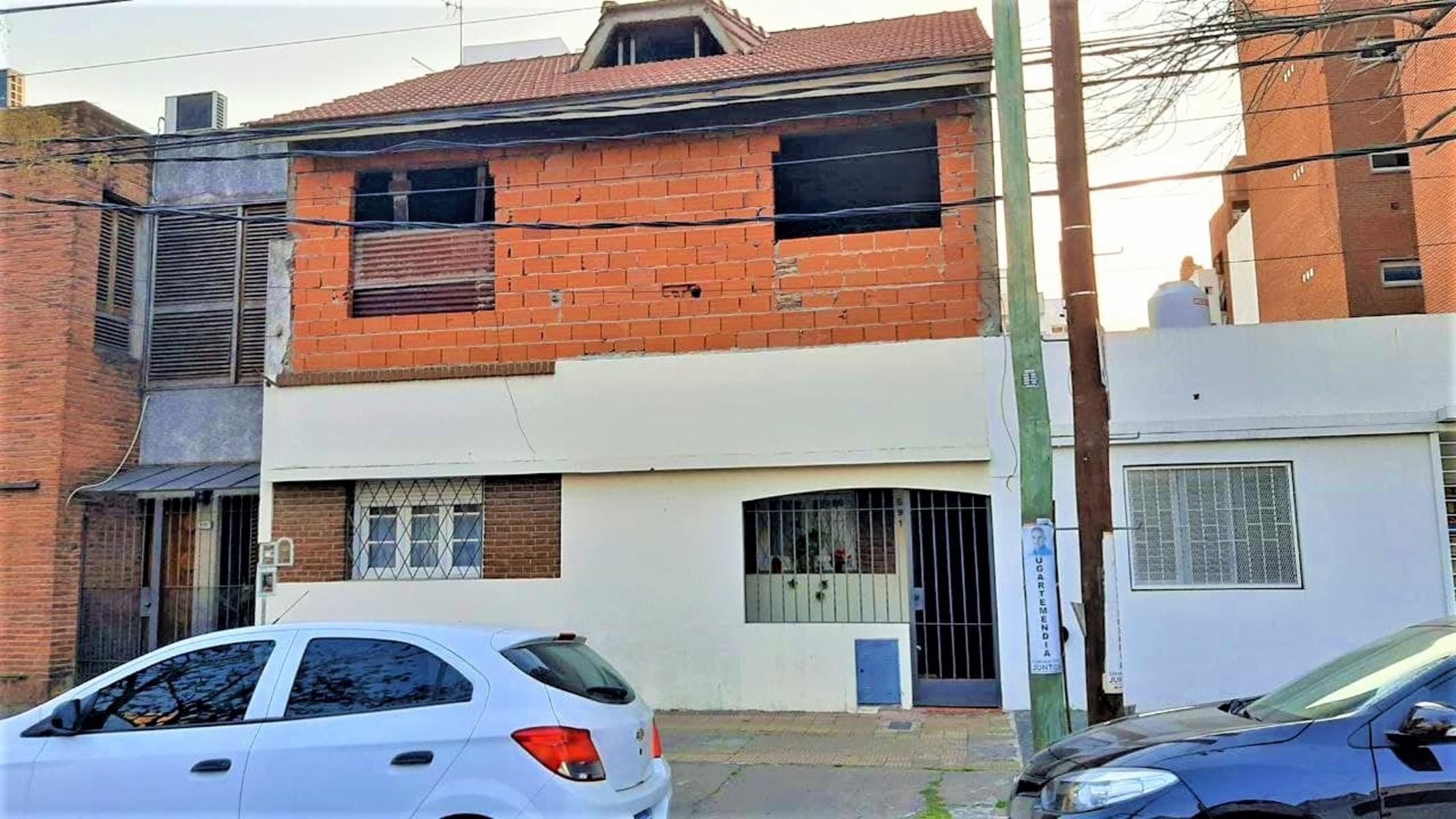 CASA EN MORÓN CENTRO (BOATTI Y CARLOS PELLEGRINI), DE TRES PLANTAS, IDEAL USO COMERCIAL