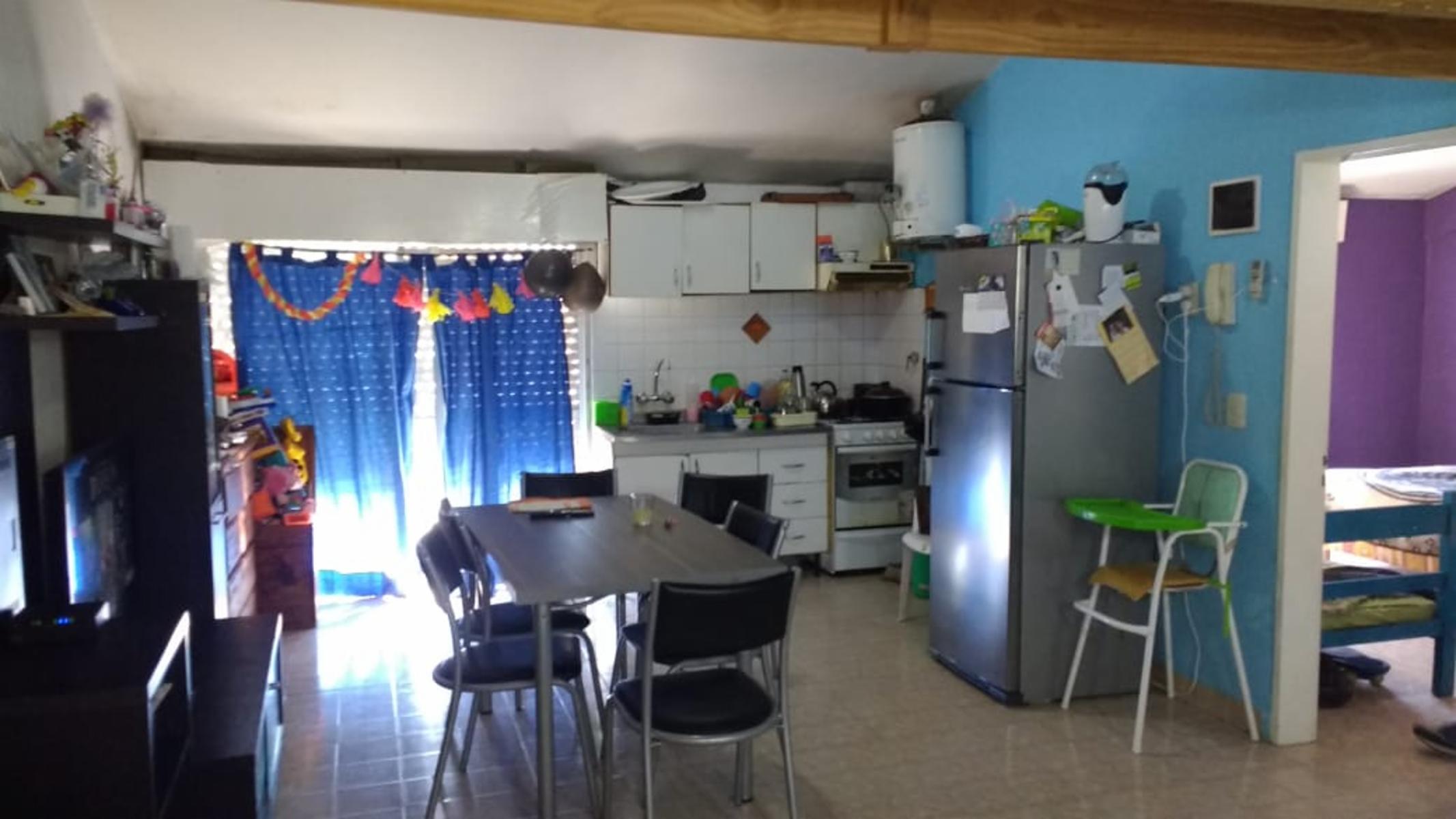 EXCELENTE PROPIEDAD UBICADO EN EL CENTRO DE GARIN, DEPARTAMENTO DOS AMBIENTES Y MEDIO AMPLIO EN PRIMER PISO, COCHERA CUBIERTA, PATIO PARQUE, PARRILLA,