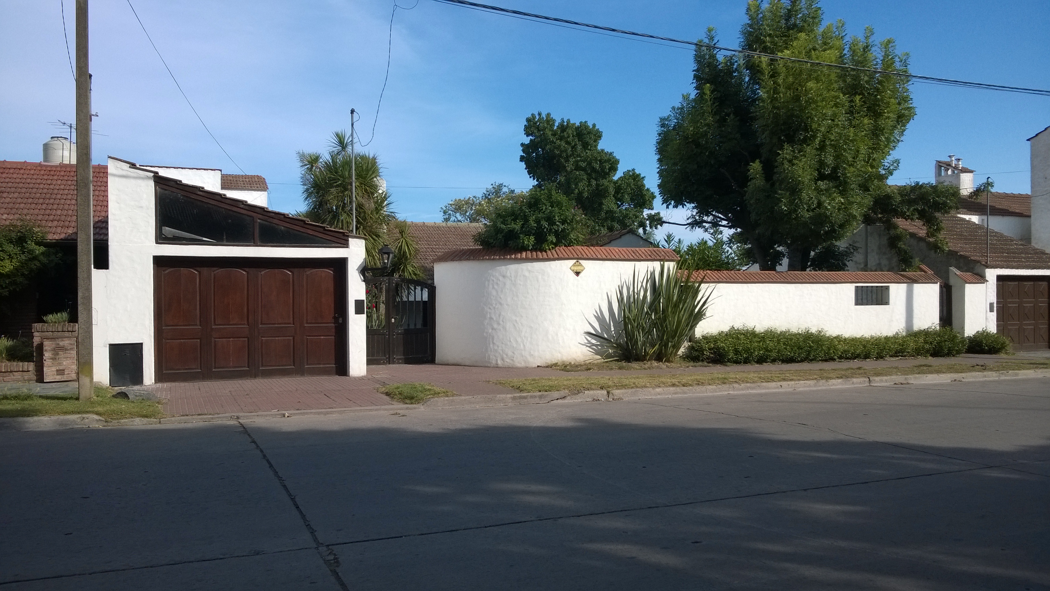 CHALET CON TRES DORMITORIOS, 3 BAÑOS,TOILETTE, LIVING-COMEDOR,COCINA, GARAGE Y QUINCHO. TERRENO TOTAL: 20 MTS POR 35 MTS. 