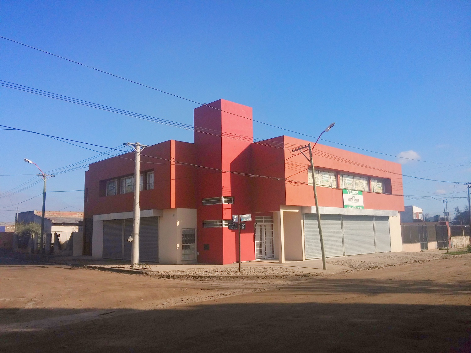 SE ALQUILAN-VENDEN LOCALES COMERCIALES Y OFICINAS (A ESTRENAR)