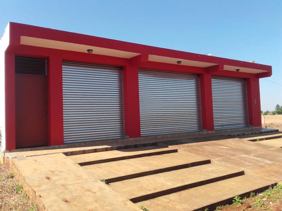  **VENDE /ALQUILA - EXCELENTE SALÓN**
