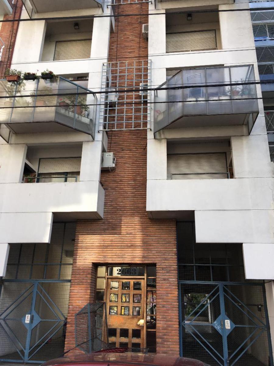 V.Ballester. Dpto de 1  1/2 amb, cocina, baño y balcón al fte con parrilla.