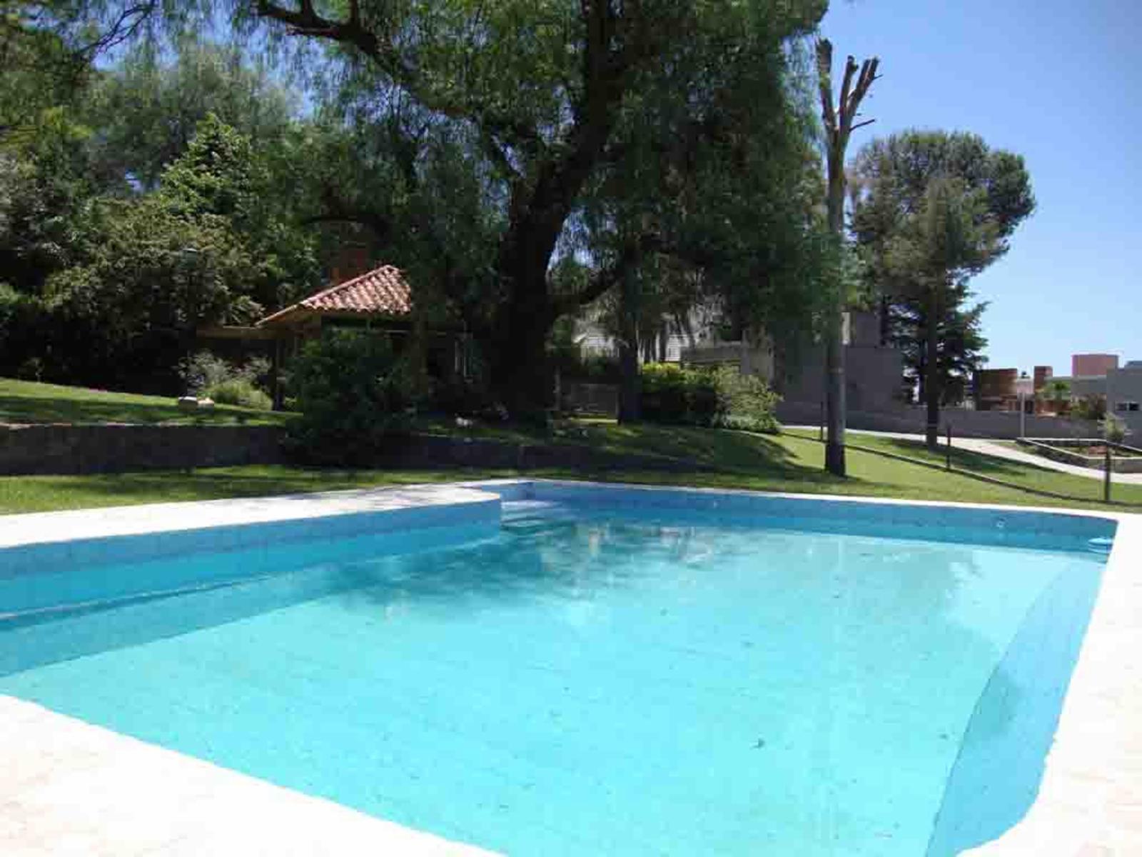MUY BUENA CASA CON COSTA AL LAGO EN VILLA CARLOS PAZ, ZONA PRIVILEGIADA.2017