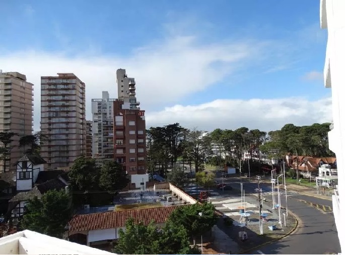 Hermoso departamento. 2 plantas. 2 dormitorios. Pleno centro con cochera.