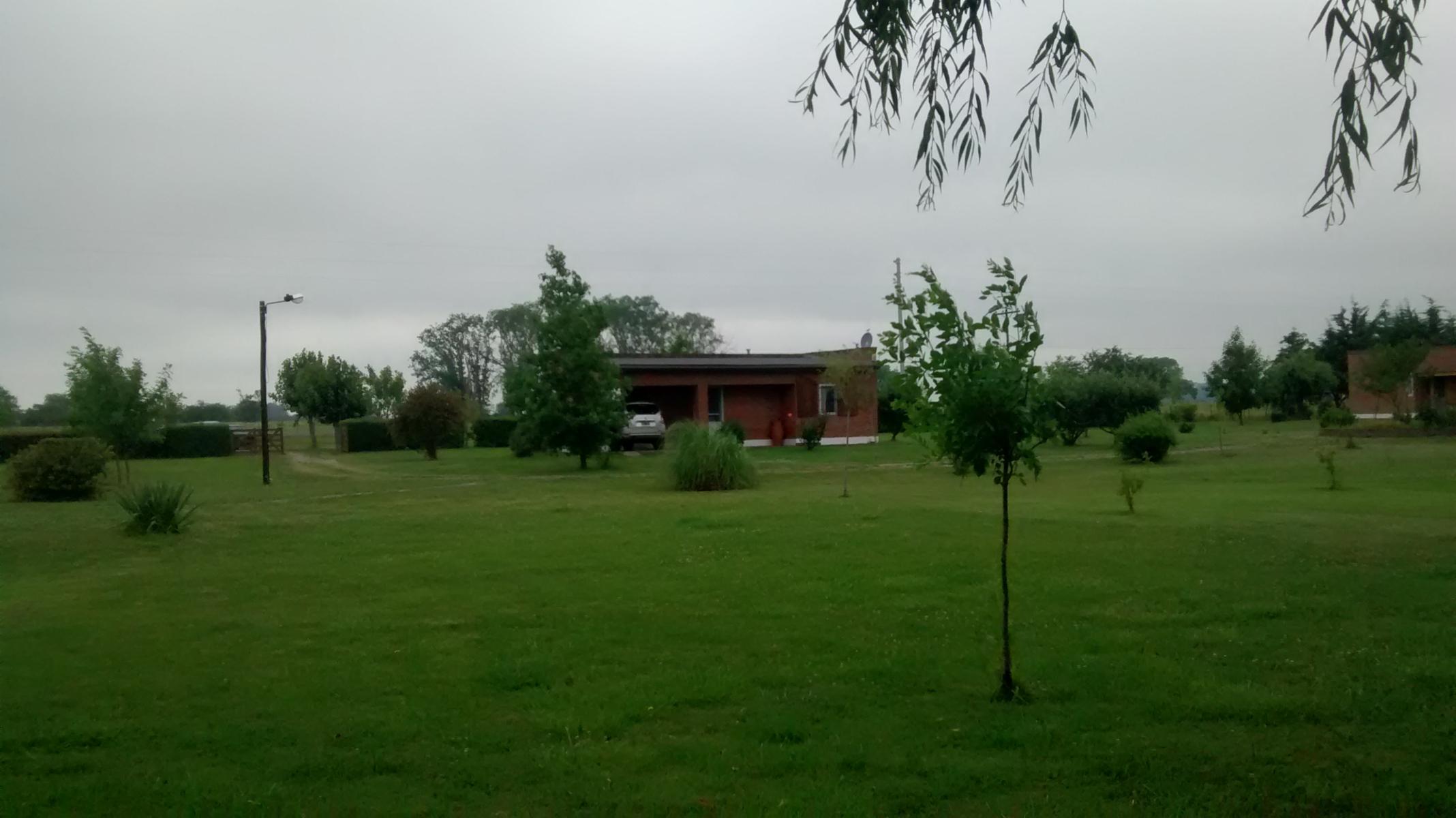 Complejo turístico de 3 cabañas, casa de caseros, 2 galpones, pileta de natación. Terreno de 1 ha.-
