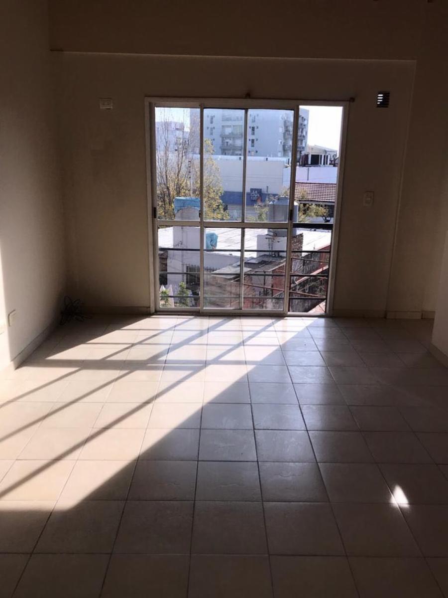 VENTA - CON RENTA - Departamento 2 AMBIENTES, CASTRO CAMBÓN 215  AMETROSDEL SUPERMERCADO VEA. a 50m de RIVADAVIA Y 800M DE  ESTACIÓN  Morón.Buenos Aires