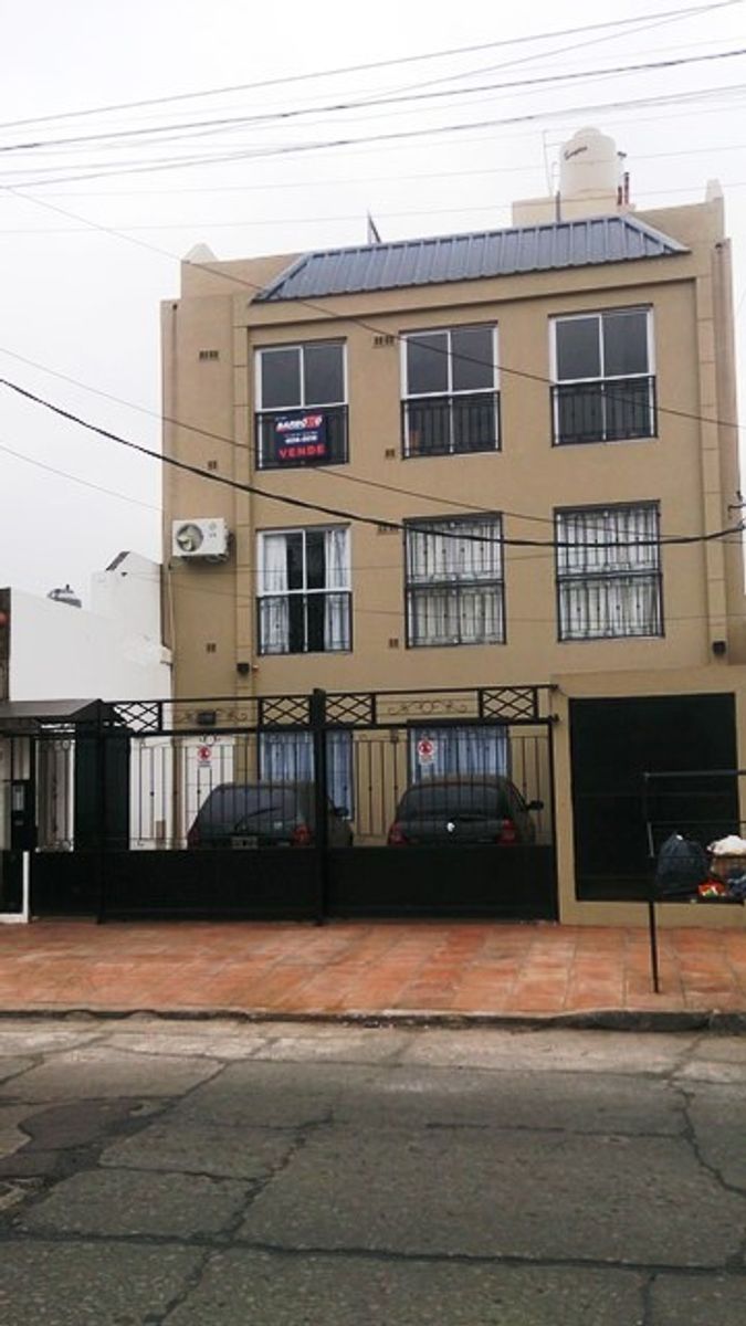 Dto. 1 amb. al frente con 2 ventanales y Espacio de terraza