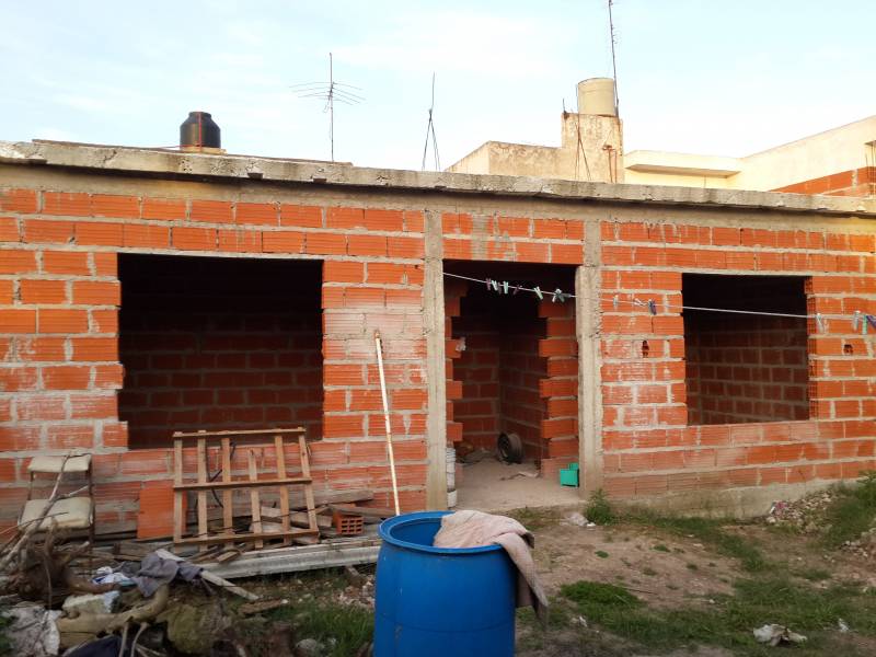 Vendo Casa a Reciclar y Losa a Terminar en KM. 38
