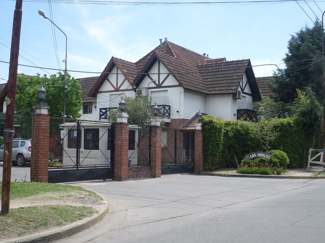BURZACO. BARRIO LOS ROBLES: DUPLEX CON GARAGE SEMICUBIERTO EN BARRIO PRIVADO 