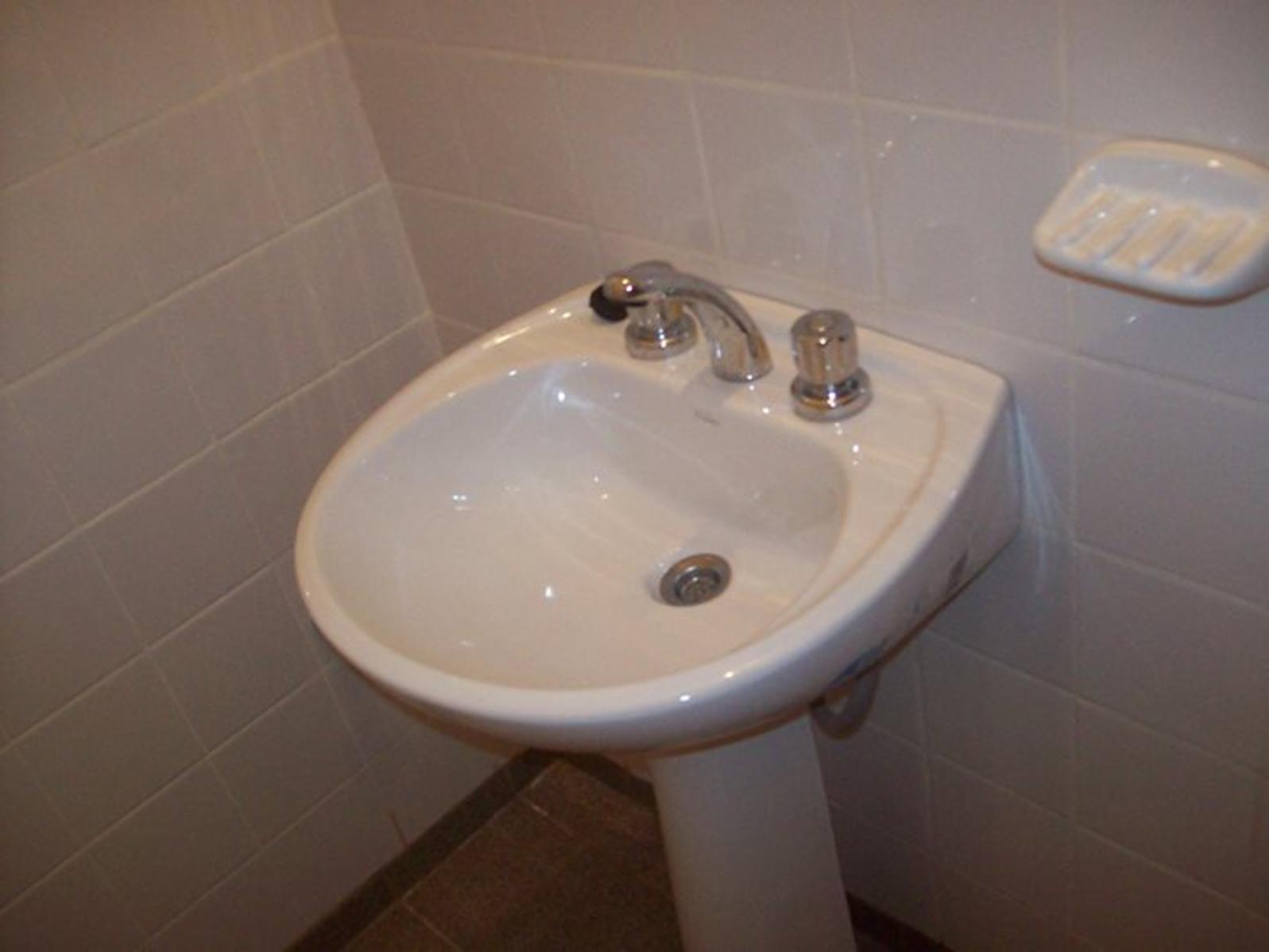 HERMOSA CASA EN ALQUILER · Leandro N. Alem — foto 14