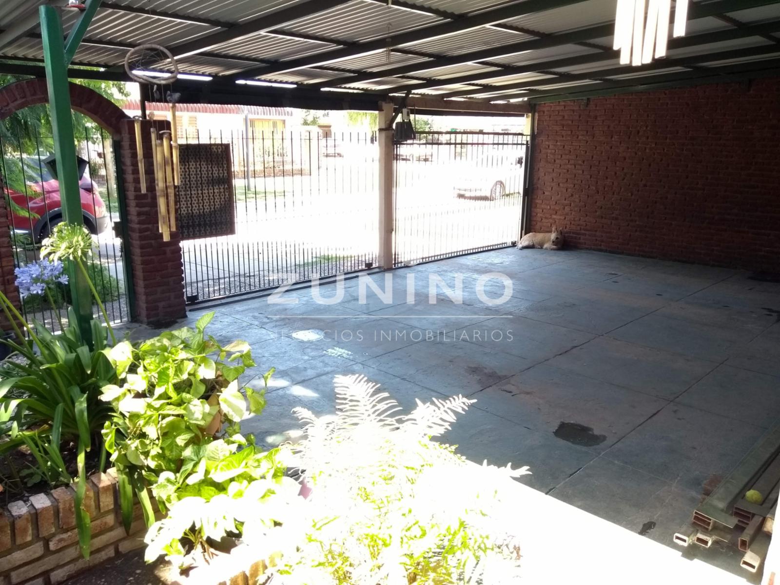 Casa de cuatro ambientes a la venta en José C Paz
