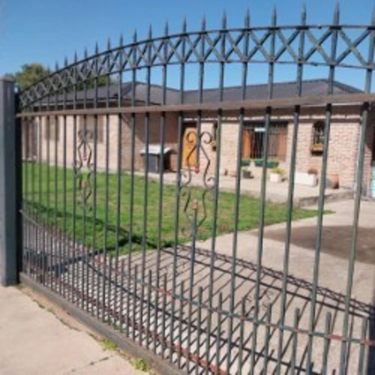 VENTA - CASA 5 AMBIENTES MORENO