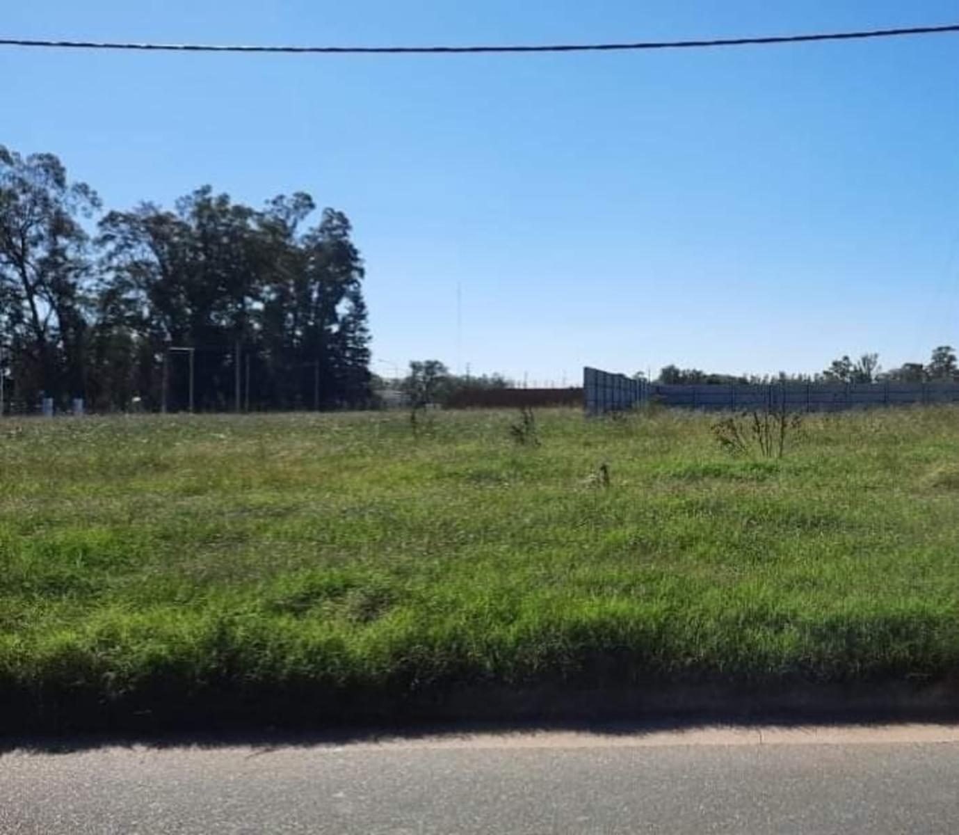 Lote de 12 x 25. Buena ubicación.
