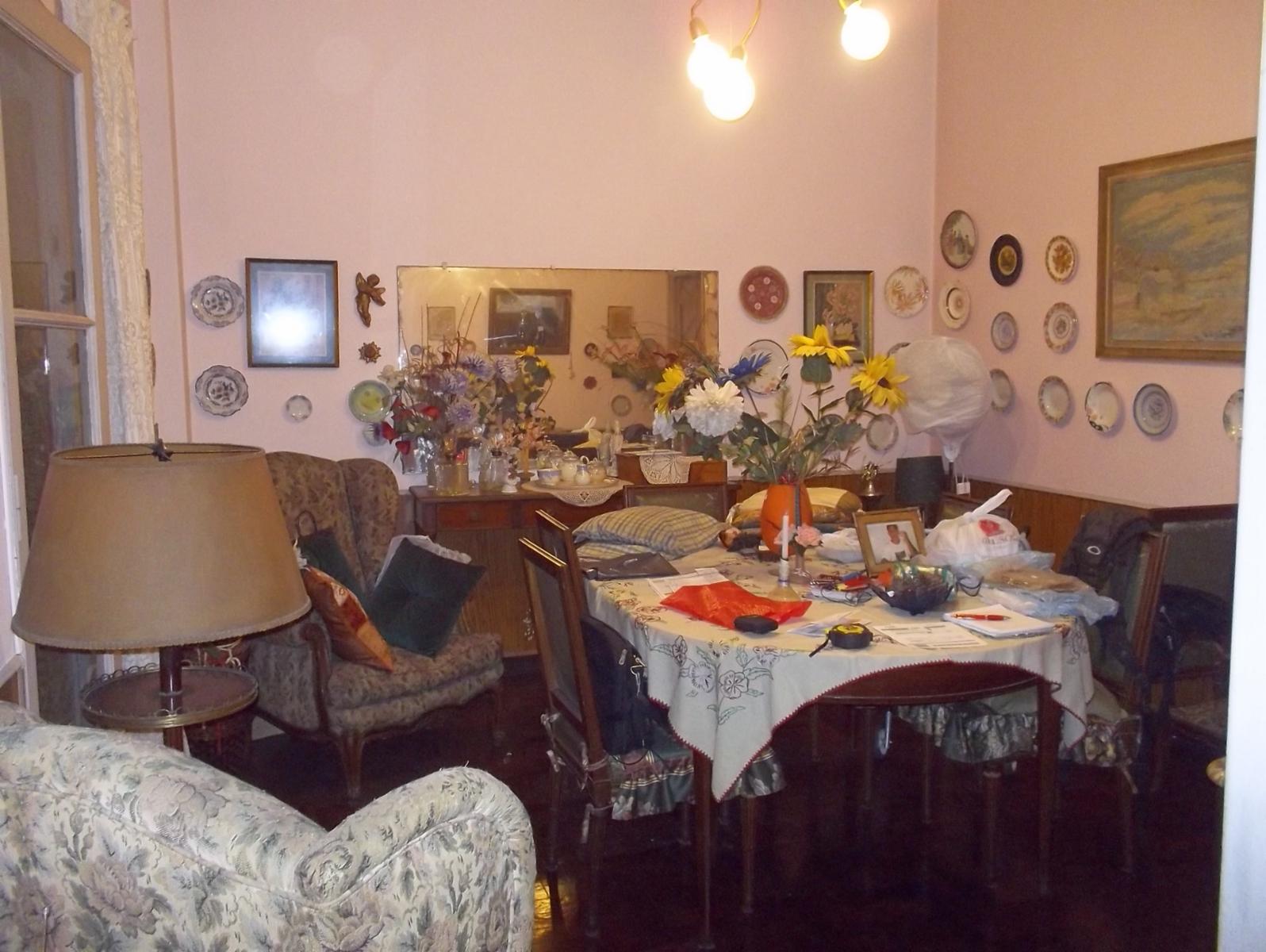 Excelente departamento de 3 ambientes con dos patios de uso propio y cocina comedor.
