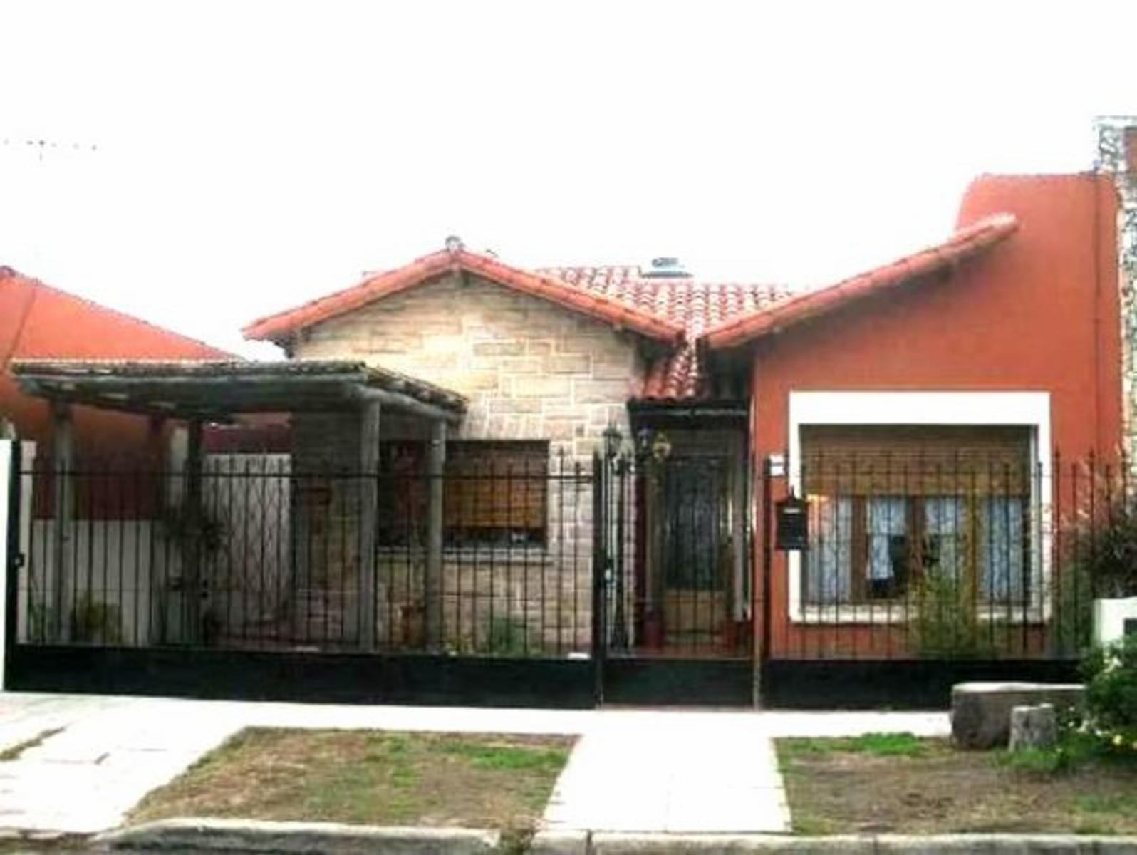 Casa de 3 amb. sobre lote propio.
