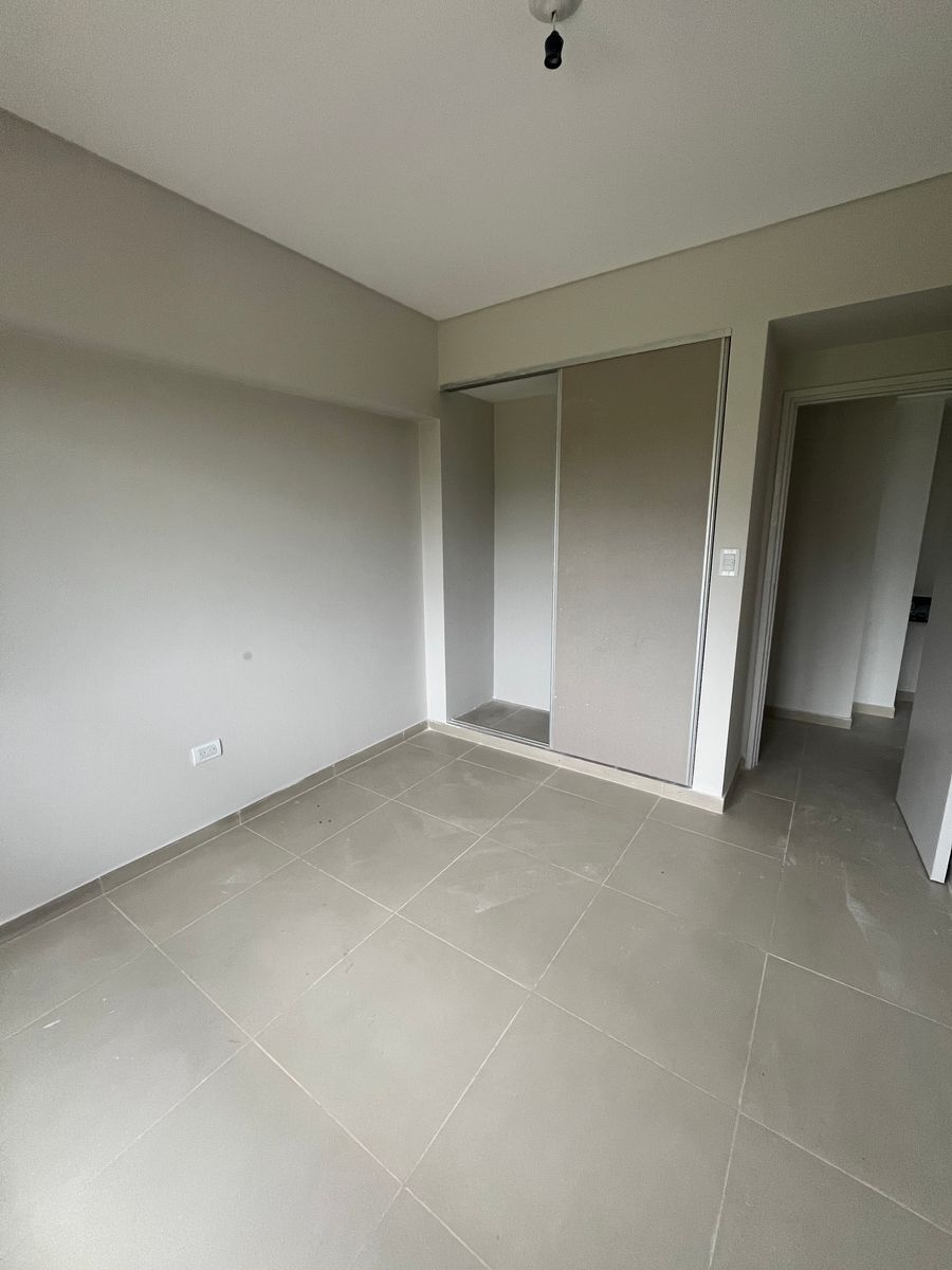 VENTA DEPARTAMENTO DOS DORMITORIOS CON BALCON EN L Y COCHERA · Lules — foto 9