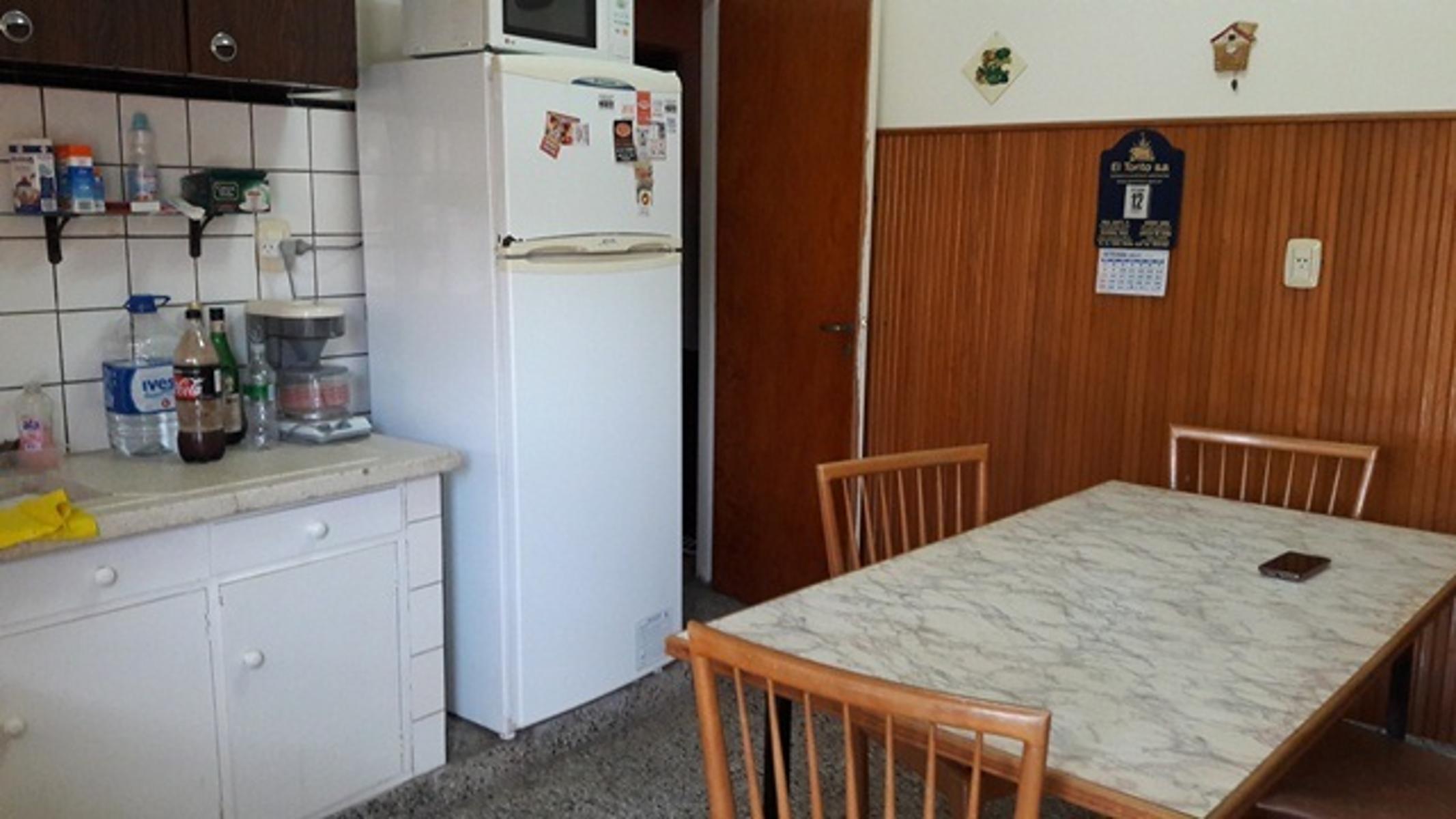 HERMOSO CHALET CON AMPLIO PARQUE EN MUY BUENA UBICACION