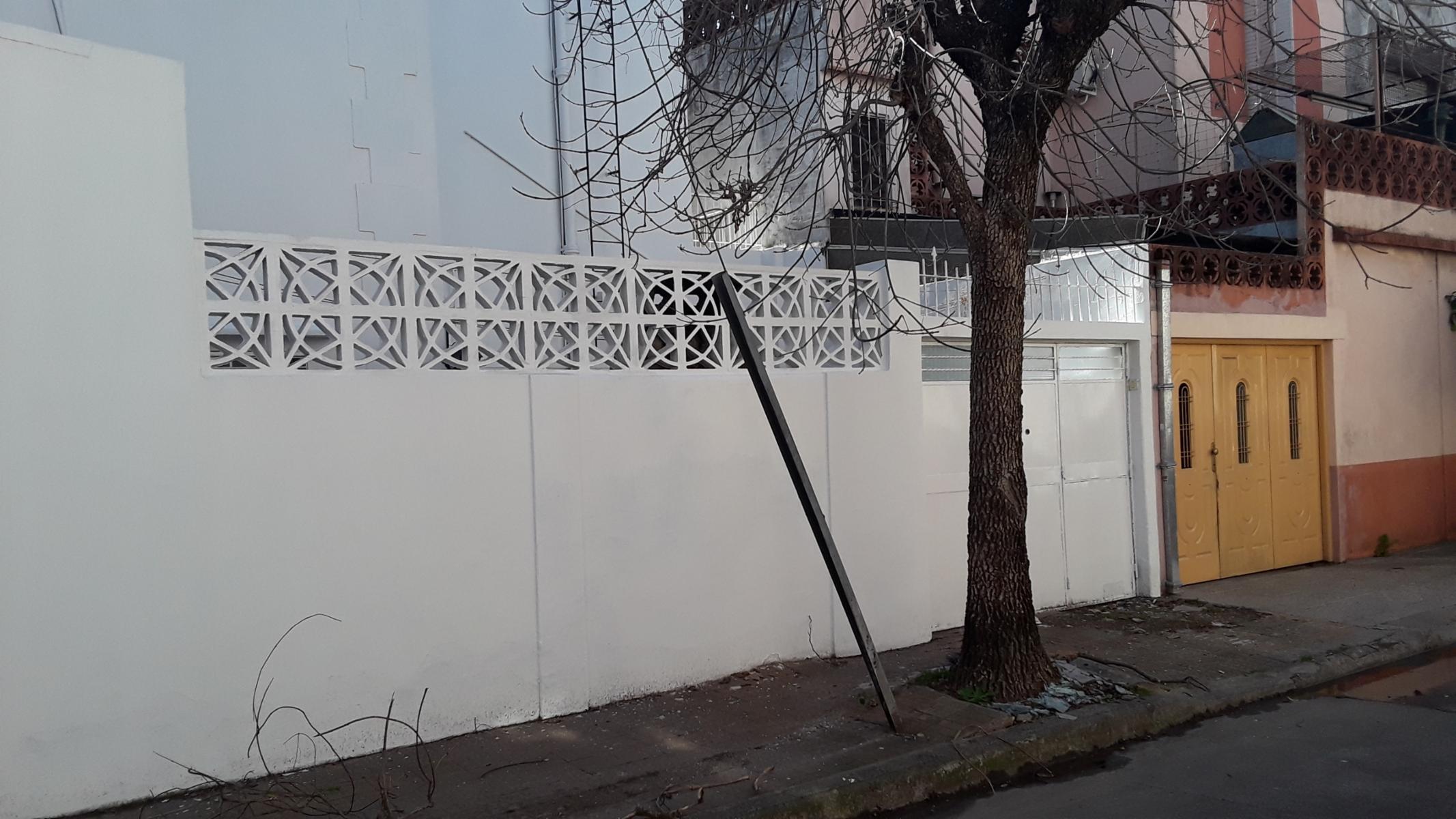 Excelente casa, estilo Mil Casitas, en 2 plantas, con salida a 2 calles. (Ibarrola y Pasaje La Huerta) Impecable estado.
