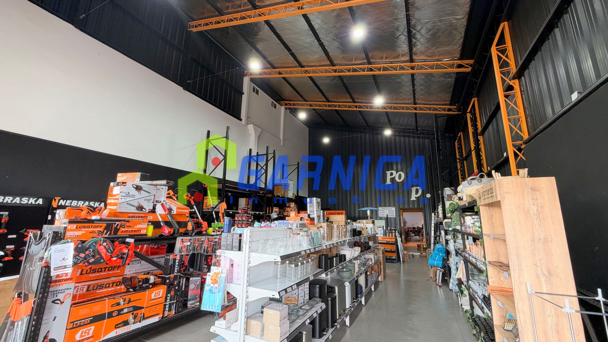 Local comercial con entrepiso en alquiler sobre Av. Perón, Ituzaingó