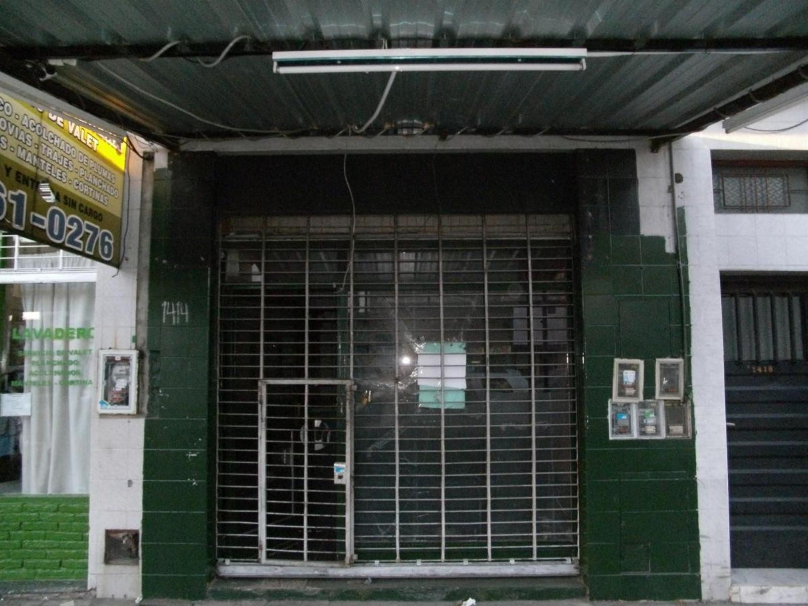 Venta de Local Comercial sobre Arieta en Villa Luzuriaga. Consulte 