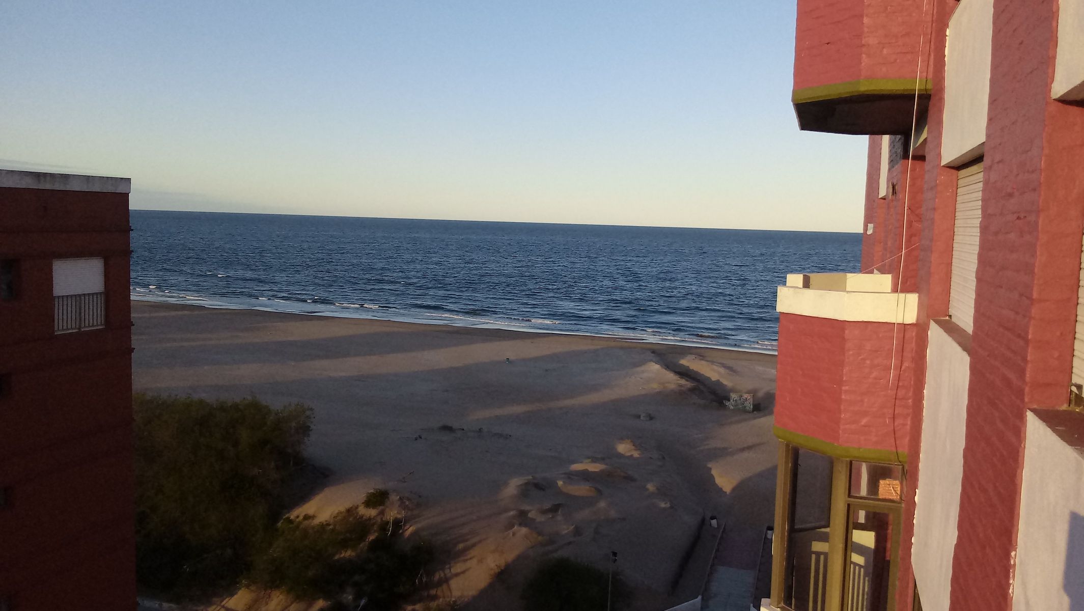 MUY BUEN DEPARTAMENTO: A SOLO 30 mts DEL MAR