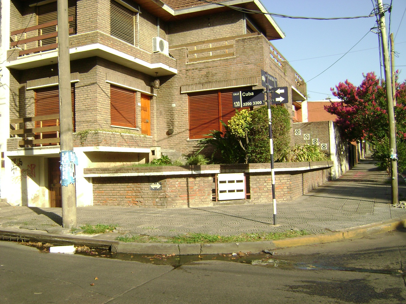 Chalet 4 ambiente, 3 dorm,  terraza, 2 baños,  1 toiltette, cochera, amplio living, cocina-comedor, patio , jardin y cto de herramientas 