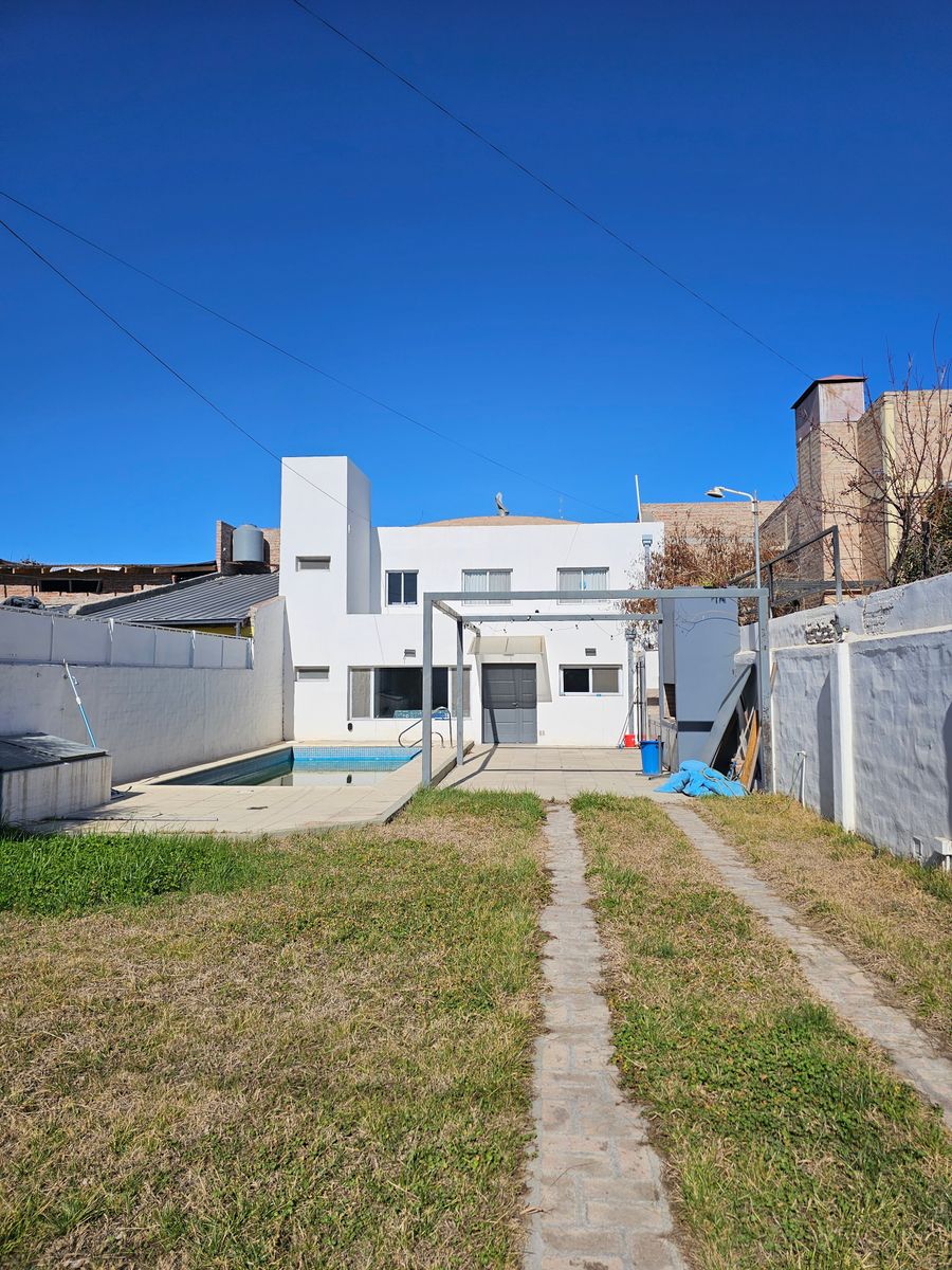 INDEXA VENDE CASA CON PISCINA CLIMATIZADA