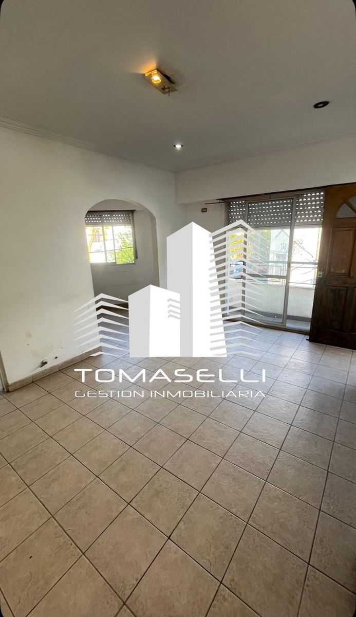 ALQUILER - VILLA MADERO - DEPARTAMENTO DE 3 AMBIENTES CON PATIO - 1°PISOPOR ESCALERA