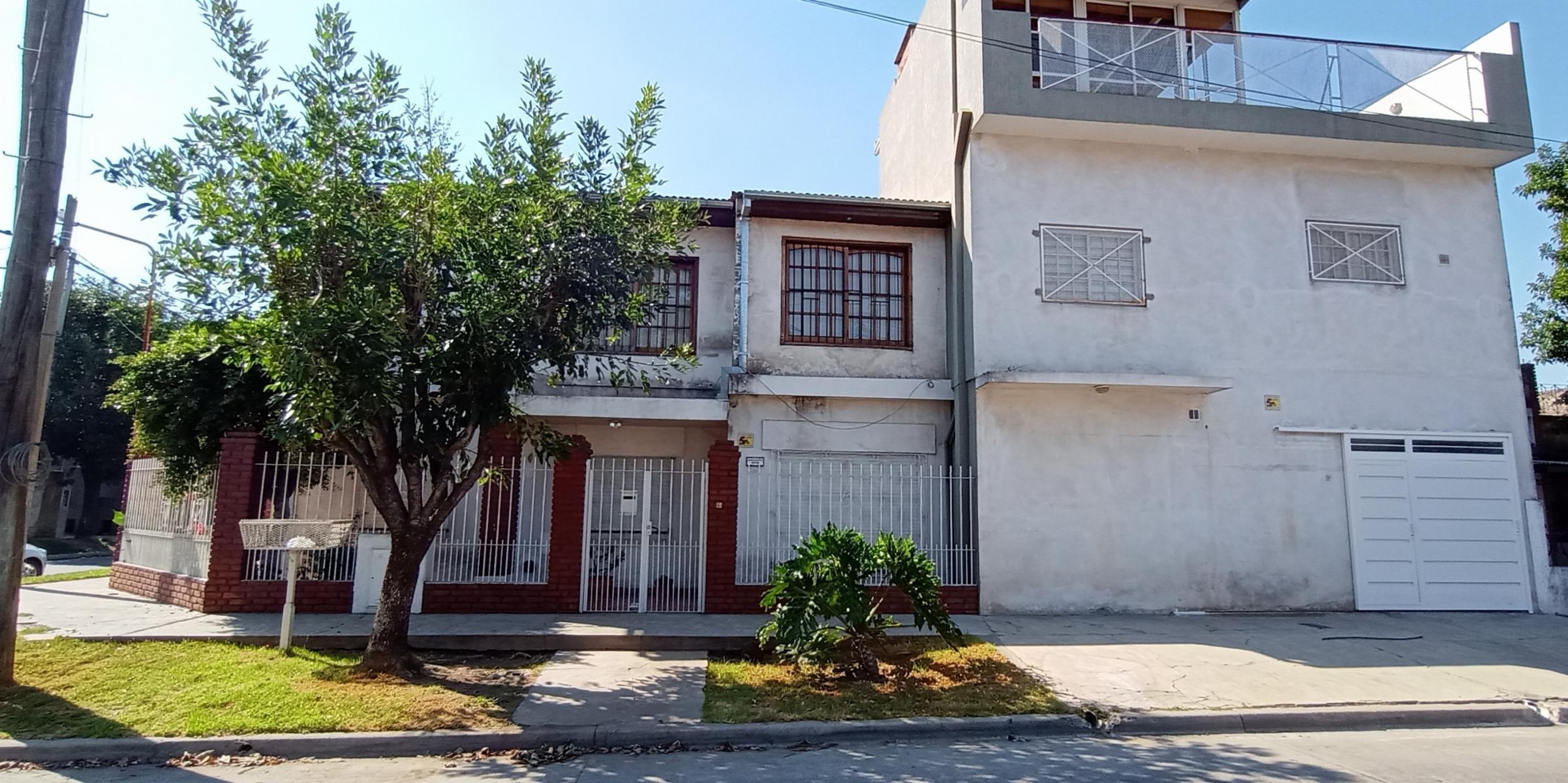 Excelente Casa Multifamiliar en Villa Luzuriaga.
